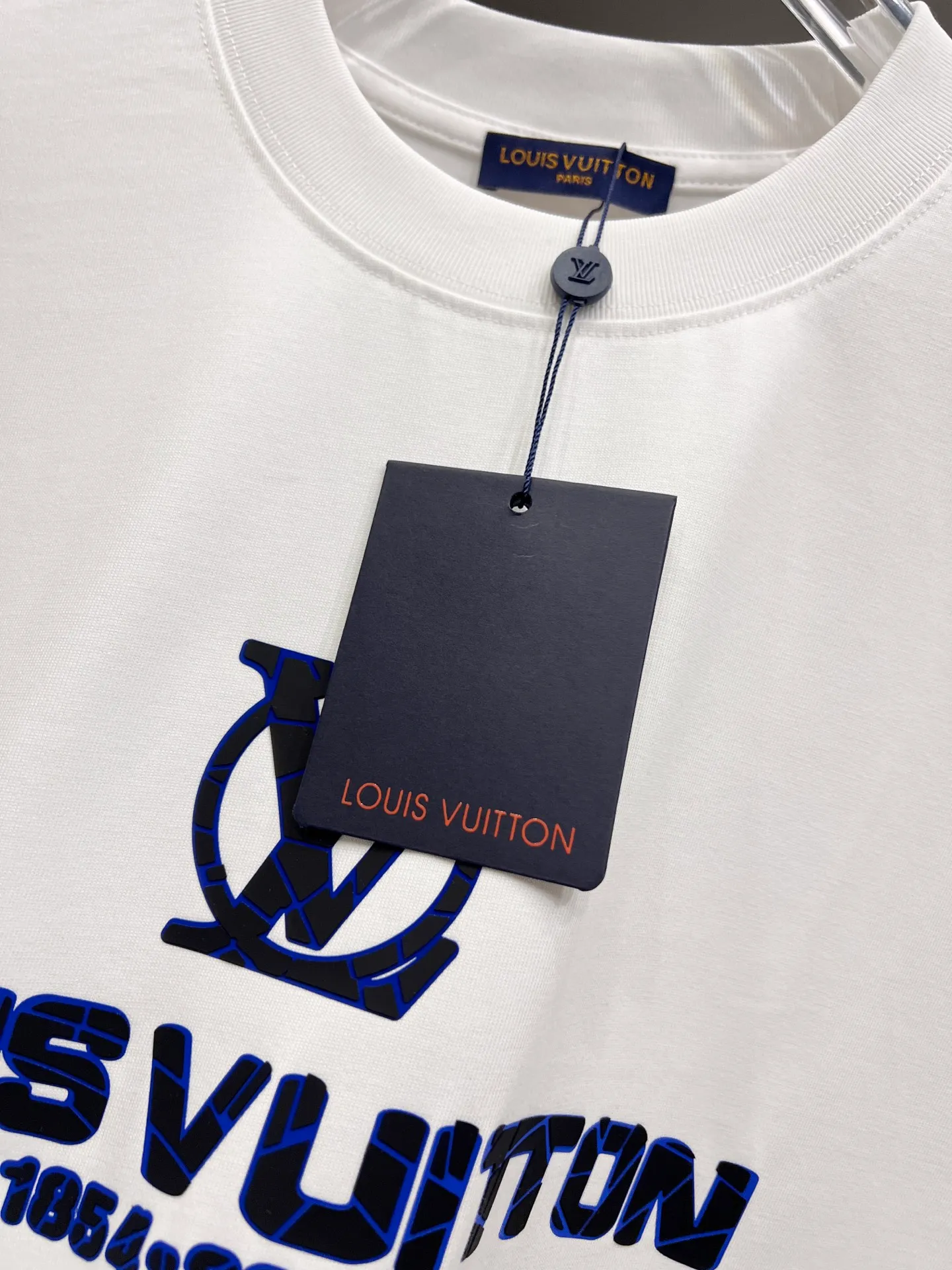 🅿️190 1v Louis* 2025 autumn and winter new style classic letter three-dimensional craft design high-end version! Highly breathable and comfortable, customized double yarn plain cotton fabric. Short-sleeved T-shirt. Same style for men and women. Sizes S M L XL XXL Five sizes black white